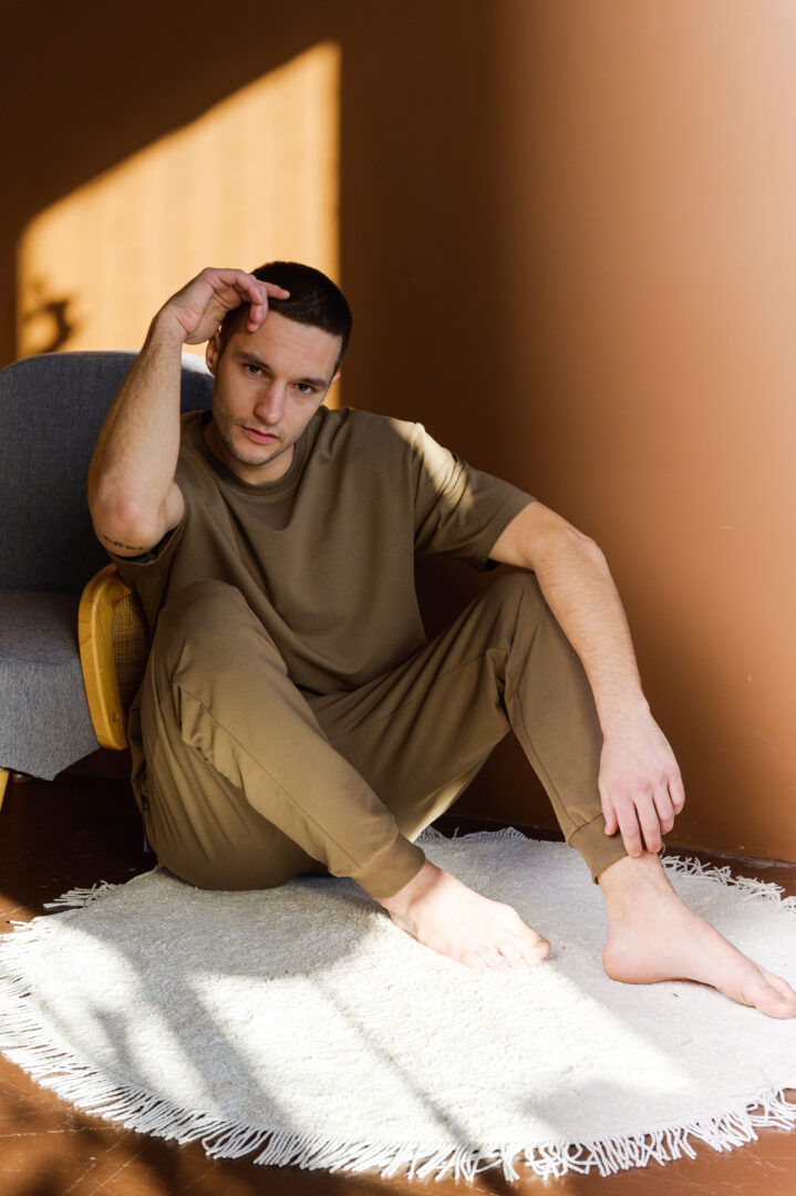 футболка та брюки чоловічі